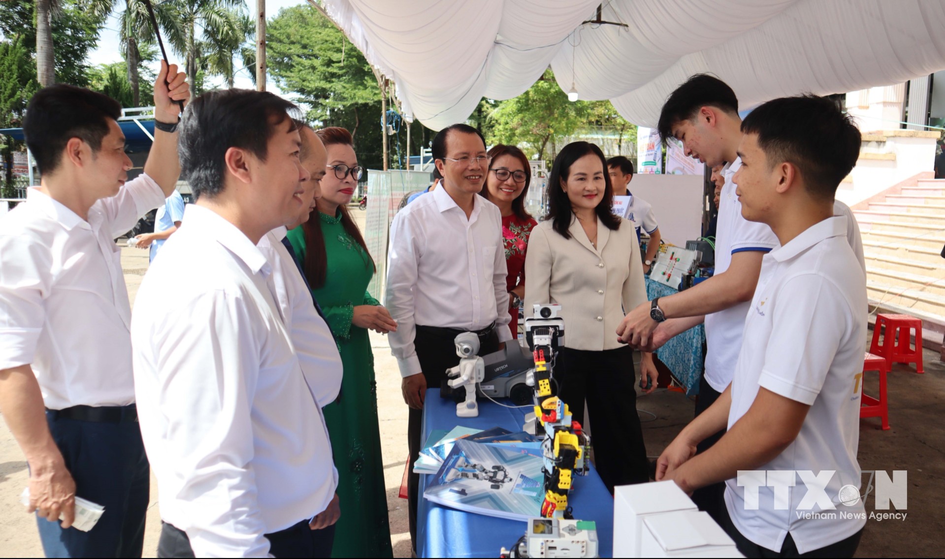 Lãnh đạo và đại biểu tham quan, tìm hiểu các sản phẩm, mô hình robot do học sinh, sinh viên giới thiệu tại không gian đổi mới sáng tạo phường Bình Phước. (Ảnh: Đậu Tất Thành/TTXVN)
